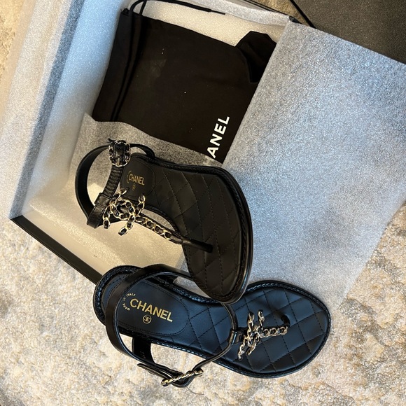 COPY - Chanel Authentic Black Quilted Leather CC Logo Thong Sandals with Low He… - Picture 2 of 6